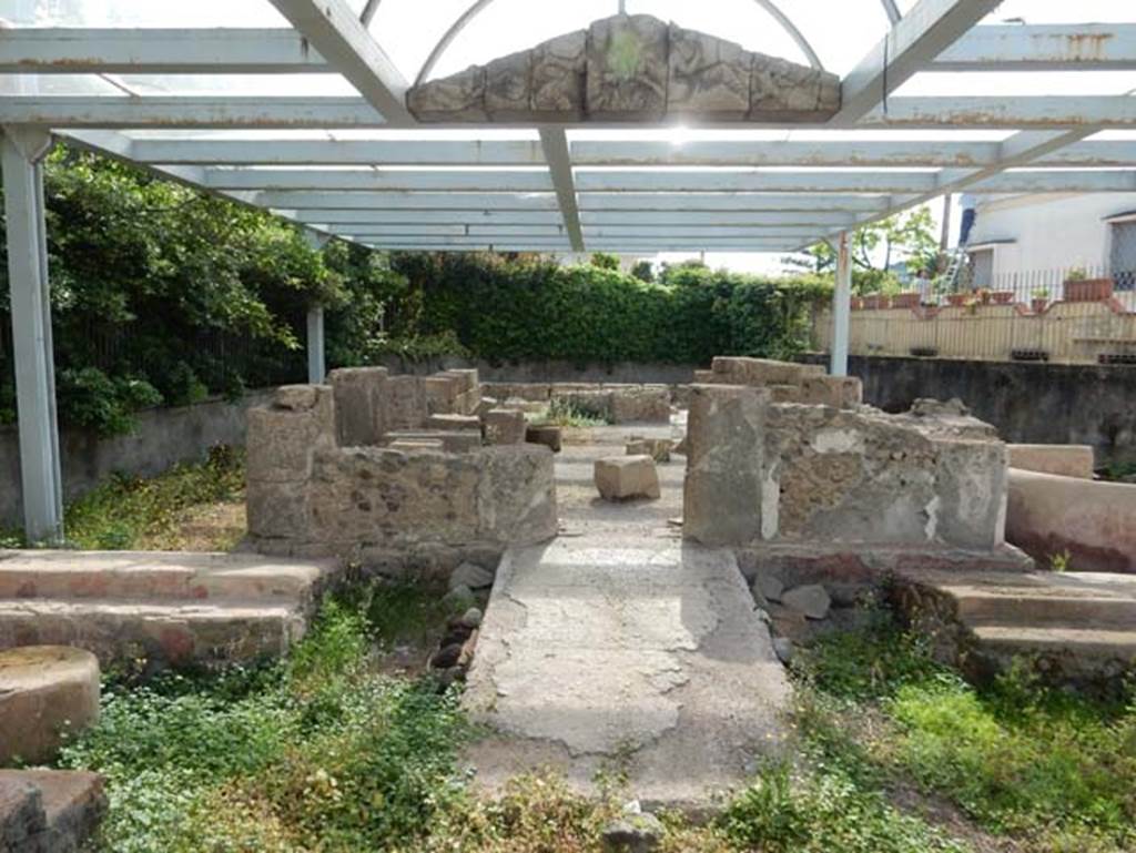 Tempio dionisiaco in località Sant’Abbondio di Pompei. May 2018. West wall looking east across temple and pediment.
Photo courtesy of Buzz Ferebee.
