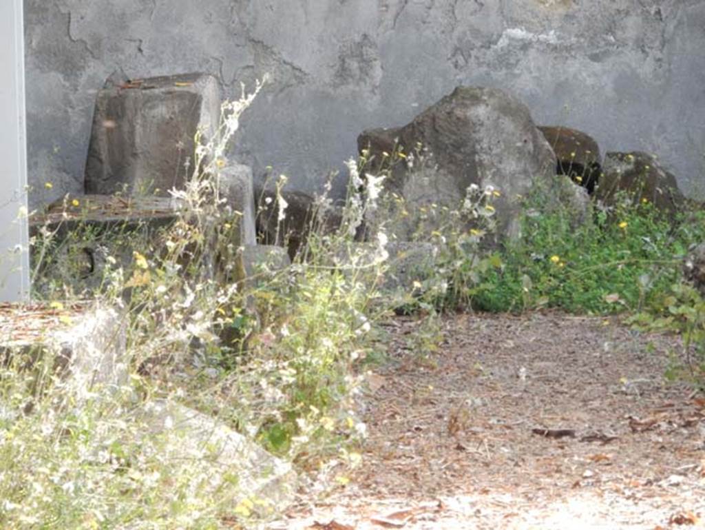 Tempio dionisiaco in località Sant’Abbondio di Pompei. May 2018. Masonry on ground at north-east corner.
Photo courtesy of Buzz Ferebee.
