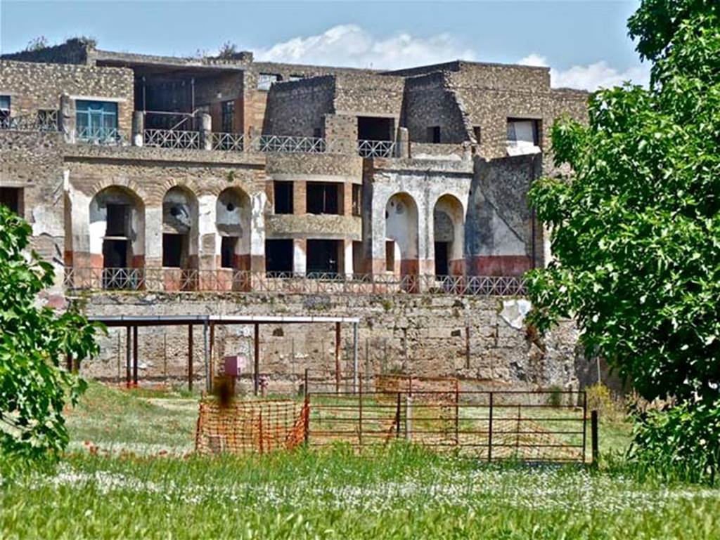 Sanctuary of Minerva Italica adjacent to the west side of Pompeii. May 2011. Looking east across garden area at rear of House of Fabius Rufus.

Santuario di Minerva Italica adiacente al lato ovest di Pompei. maggio 2011. Guardando ad est attraverso l'area del giardino sul retro di Casa di Fabio Rufo.

Photo courtesy of Michael Binns.
