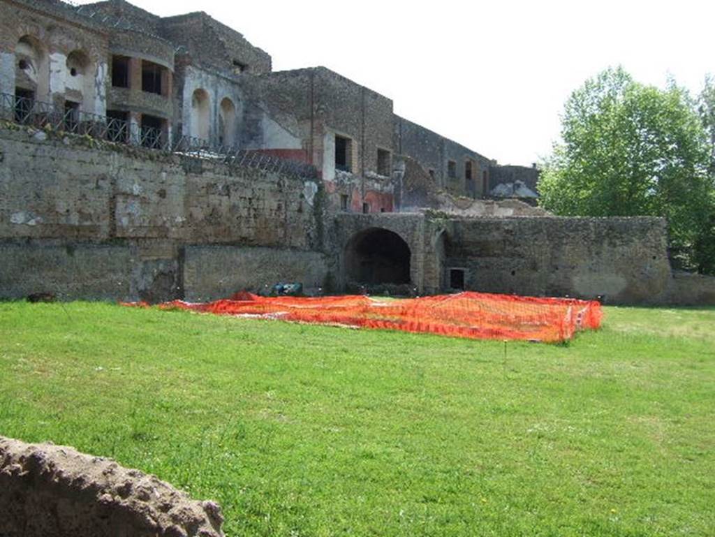 Sanctuary of Minerva Italica adjacent to the west side of Pompeii. May 2006. 
Looking south across large garden on ground level, on the north side of other smaller lower level garden behind wall.

Santuario di Minerva Italica adiacente al lato ovest di Pompei. Maggio 2006. 
Guardando a sud attraverso il grande giardino al piano terra, sul lato nord di altri più piccolo giardino di livello inferiore dietro la parete.

