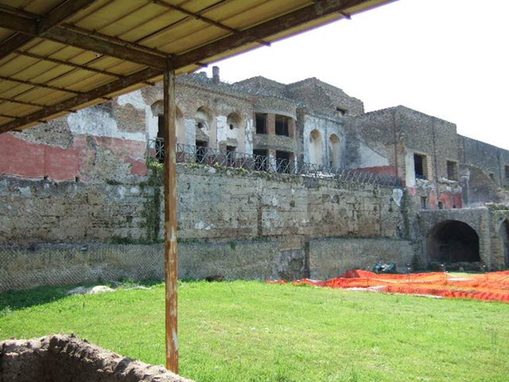 Sanctuary of Minerva Italica adjacent to the west side of Pompeii. May 2006. Garden looking towards rear of House of Fabius Rufus. 
According to Jashemski, the gardens at the rear of the house were reached from the house by stairways cut in the city wall.
See Jashemski, W. F., 1993. The Gardens of Pompeii, Volume II: Appendices. New York: Caratzas. (p.202-4, A and D)

Santuario di Minerva Italica adiacente al lato ovest di Pompei. maggio 2006. Giardino che guarda verso la parte posteriore della Casa di Fabio Rufo.
Secondo Jashemski, i giardini sul retro della casa sono stati raggiunti dalla casa da scale tagliate nelle mura della città.
Vedi Jashemski, W. F., 1993. The Gardens of Pompeii, Volume II: Appendices. New York: Caratzas. (p.202-4, A e D)

