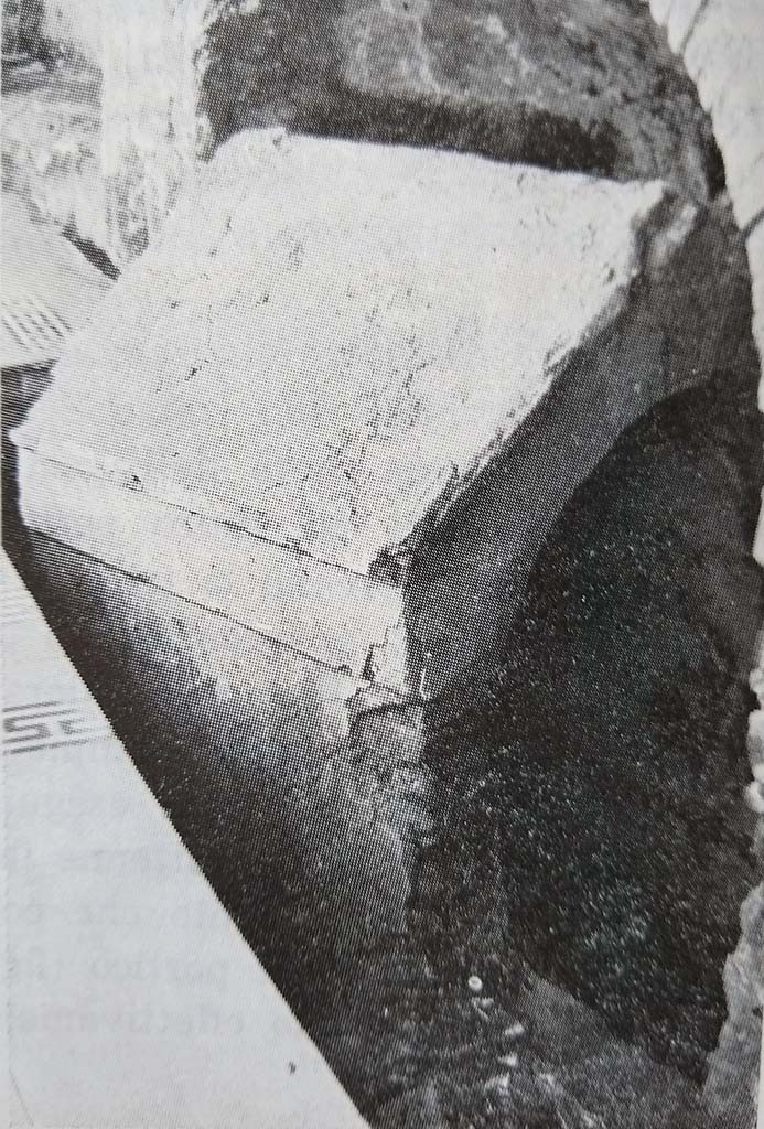 Tomba in località Cimitero di Pompei. Sistemazione attuale della tomba. 
Current arrangement of the tomb.
Vedi/See De Caro, S., Notizie di vecchi scavi. Una tomba antica nel cimitero di Pompei, in Pompeii Herculaneum Stabiae, 1983, p. 42, fig. 3.
