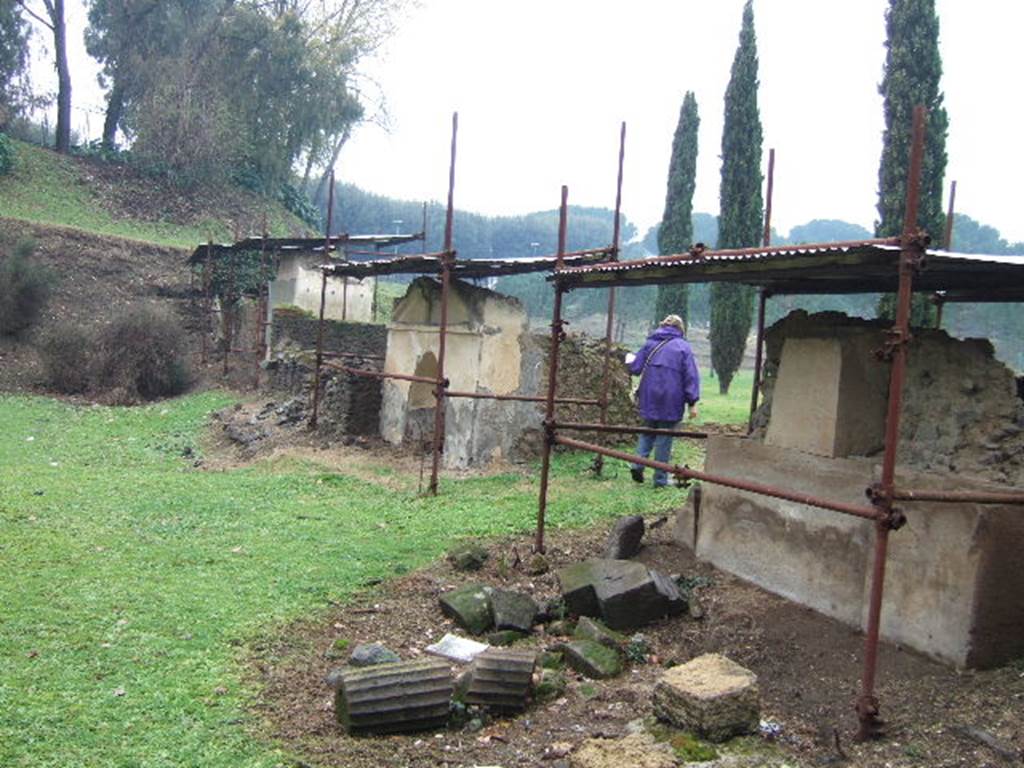 FPNA Pompeii. December 2005. Looking north-west along south side of tombs with FPNA at far end.