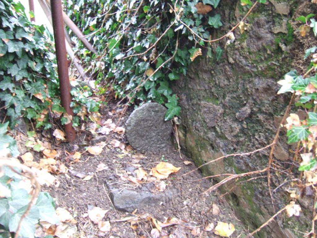 FPNB Pompeii. December 2005. Columella of a female on east of tomb against wall of tomb FPNC.