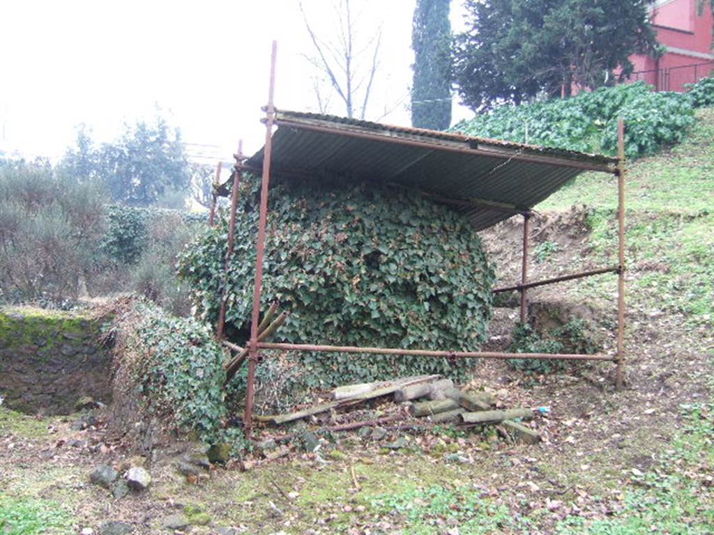 FPNB Pompeii. December 2005. North side of tomb, looking south-west.  The position of the tomb is indicated by the row of left hand scaffolding legs.