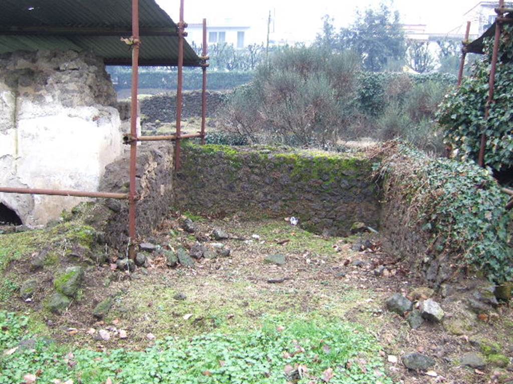 FPNC Pompeii. December 2005. North side of tomb. Next to the south wall were found two amphorae, interred horizontally, containing cremated remains. See D’Ambrosio A. and De Caro S., 1988. Römische Gräberstraßen. München: C.H.Beck. p. 205.