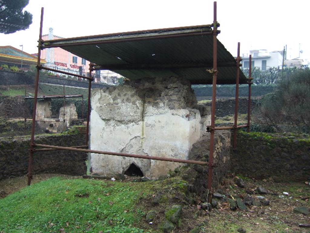 FPND Pompeii. December 2005. North side of tomb.