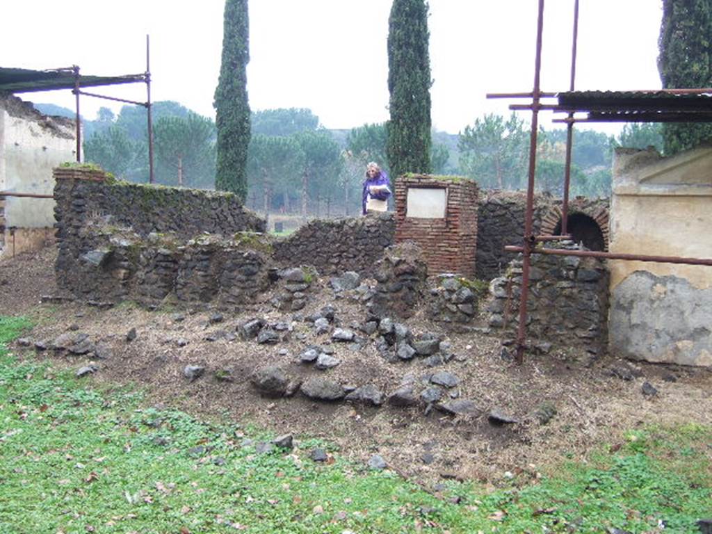 FPNE Pompeii. December 2005. South side, looking north. On the front were 8 small arches 67cm high, 14cm wide and with about 45cm between each arch. See D’Ambrosio A. and De Caro S., 1988. Römische Gräberstraßen. München: C.H.Beck. p. 207.