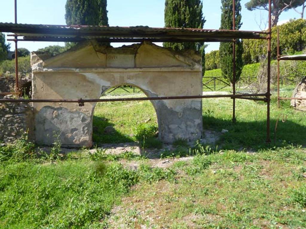 FPNF Pompeii. May 2011. South side of tomb with recessed triangular top area, two side pinnacles and central arch. Photo courtesy of Michael Binns.