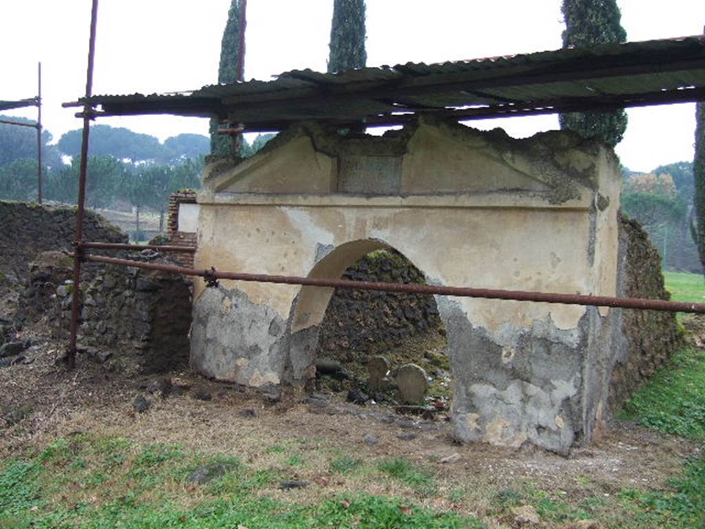 FPNF Pompeii. December 2005. South side of tomb. In the recessed triangular top area is a marble plaque fixed with iron nails.