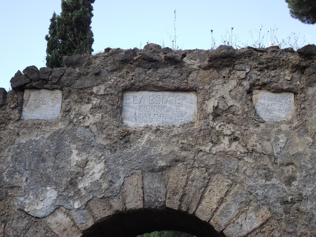 FPNH Pompeii. August 2011. Upper south side with three plaques above the arch. Photo courtesy of Peter Gurney.