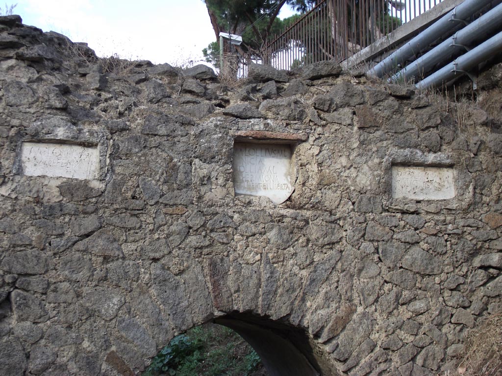 FPNI Pompeii. August 2011. Upper south side with three plaques above the arch. Photo courtesy of Peter Gurney.