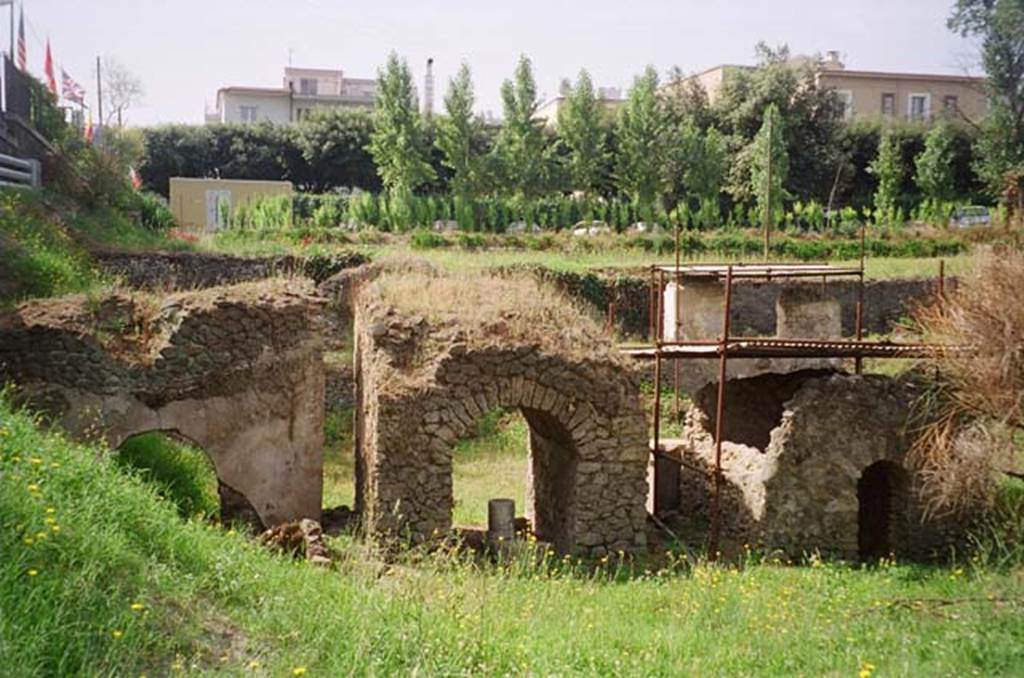 FPNI Pompeii. June 2010. North side of tomb on left of photograph. Photo courtesy of Rick Bauer. On the north side was also a small complex of annexed burials organised in and around a small niche tomb. This included a number of columella, cover tablets and libation holes. Under the arch was found a skull and other bones, probably from a victim of the AD79 eruption. See D’Ambrosio A. and De Caro S., 1988. Römische Gräberstraßen. München: C.H.Beck. p. 214, Taf. 35d.