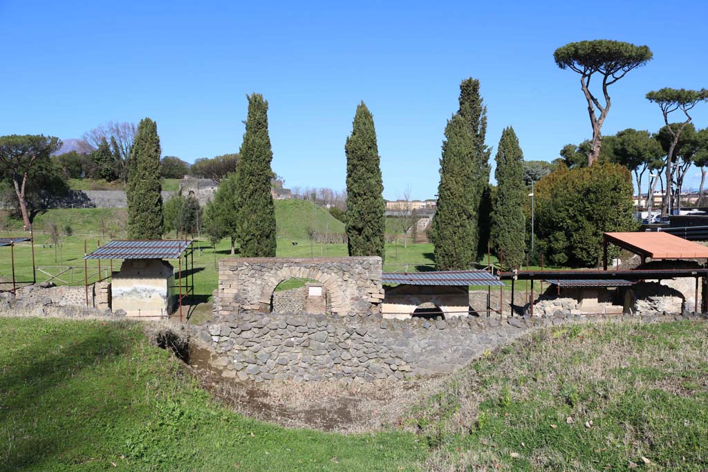 FPSE Pompeii. February 2020. Tomb with arched front behind boundary wall. Photo courtesy of Aude Durand.