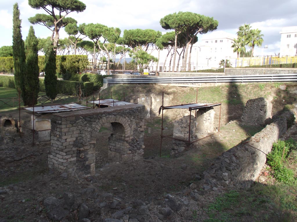 FPSE Pompeii. August 2011. Tomb enclosure on south side of arch, looking north east. Photo courtesy of Peter Gurney.