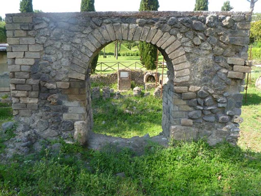 FPSE Pompeii. May 2011. South side of arched front. Photo courtesy of Michael Binns. By the south side of the east pilaster of the arch (right in this photograph) was a square marble tablet. This was engraved with an arrow, possibly representing a level or balance, and with the inscription E M. According to D’Ambrosio and De Caro, this may possibly expand to E(x) M(onitu). By the south side of the west pilaster of the arch was a male columella with a tablet with a hole for libation. See D’Ambrosio A. and De Caro S., 1988. Römische Gräberstraßen. München: C.H.Beck. p. 221.