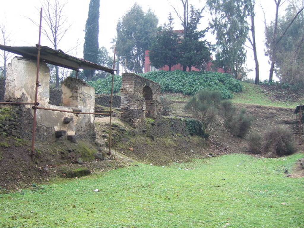 FPSE Pompeii. December 2005. Looking west to tomb arch, past FPSGb.