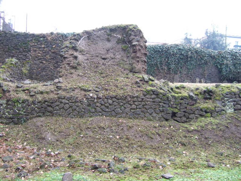 FPSG Pompeii. December 2005. North side of niche tomb Ga at east end of tomb area. According to D’Ambrosio and De Caro a fragment of a female columella was found in the unexcavated niche Ga. This was a head with the hair in two braids at the edges, and tied together on the nape of the neck. See D’Ambrosio A. and De Caro S., 1988. Römische Gräberstraßen. München: C.H.Beck. p. 226, taf. 39c.