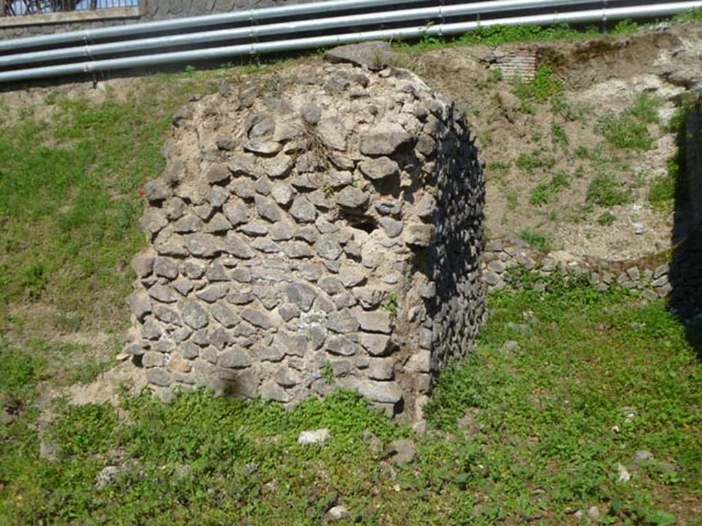 FPSG Pompeii. May 2011. West side of niche tomb Ga at the east end of the tomb area. Photo courtesy of Michael Binns.