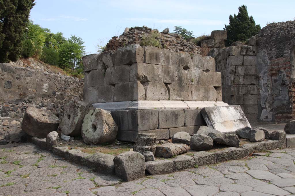 HGE01 Pompeii. September 2021. 
Looking south-east towards the unfinished tomb, Sepolcro in costruzione. Photo courtesy of Klaus Heese. 
