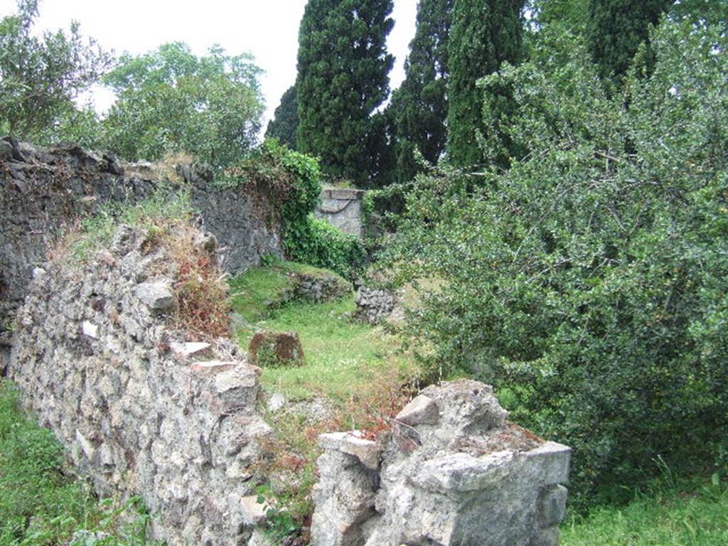 HGE02 Pompeii. May 2006. Looking across west wall to rear part oftomb HGE04.