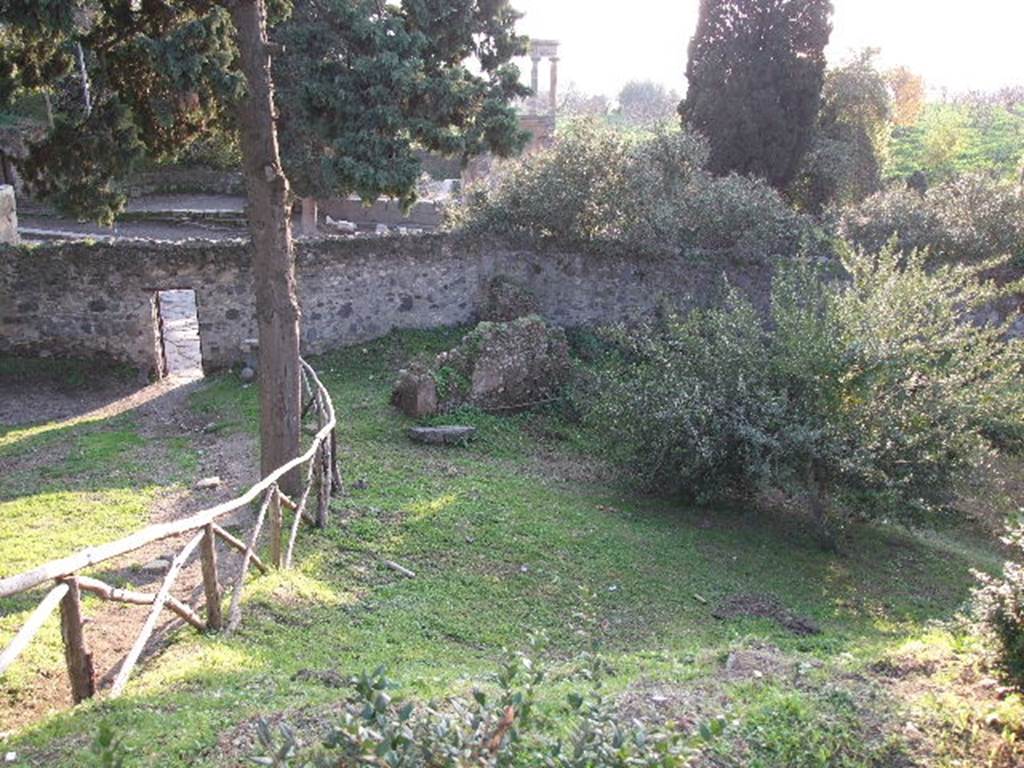 HGE02 Pompeii. May 2006. Looking east towards tomb from path leading to walls.