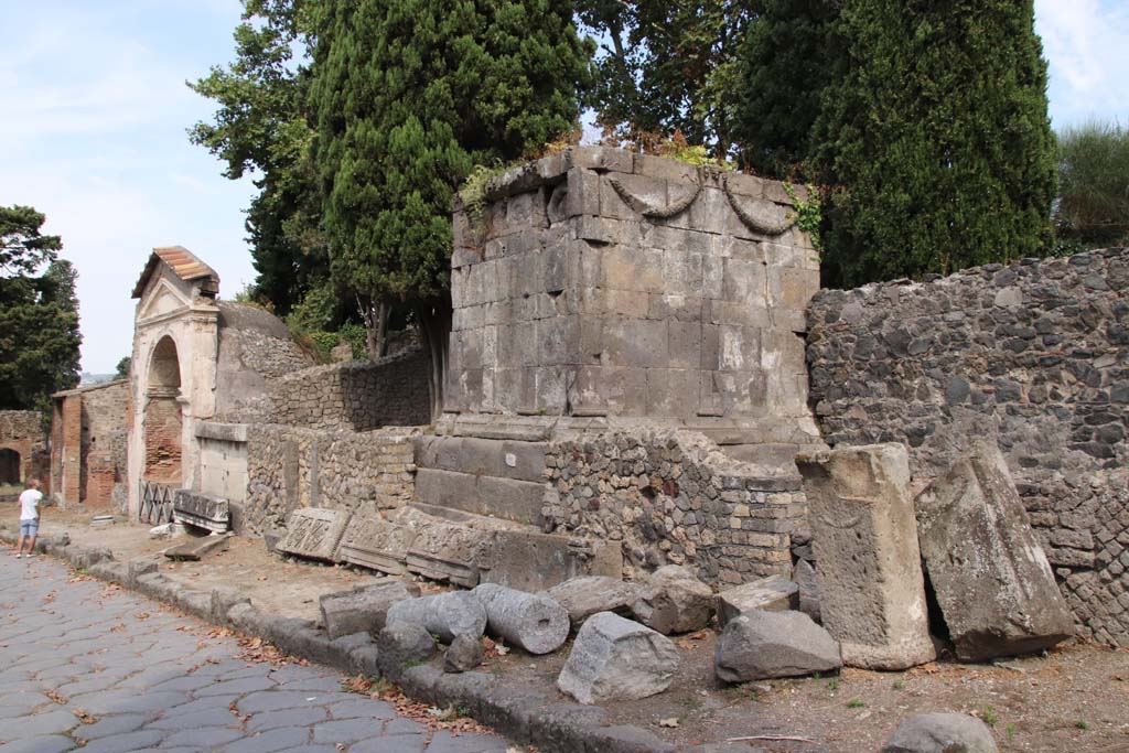 HGE06 Pompeii. September 2021. Looking towards Tomba delle ghirlande on Via dei Sepolcri. Photo courtesy of Klaus Heese.