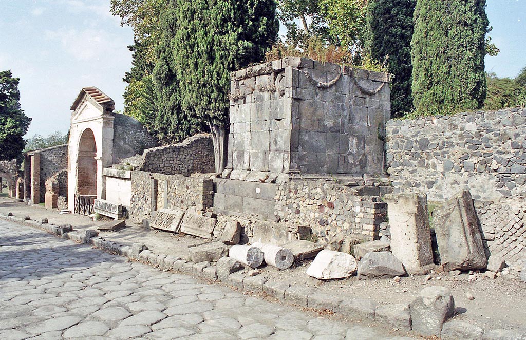 HGE06 Pompeii. October 2001. Looking towards Tomba delle ghirlande on Via dei Sepolcri. Photo courtesy of Peter Woods.