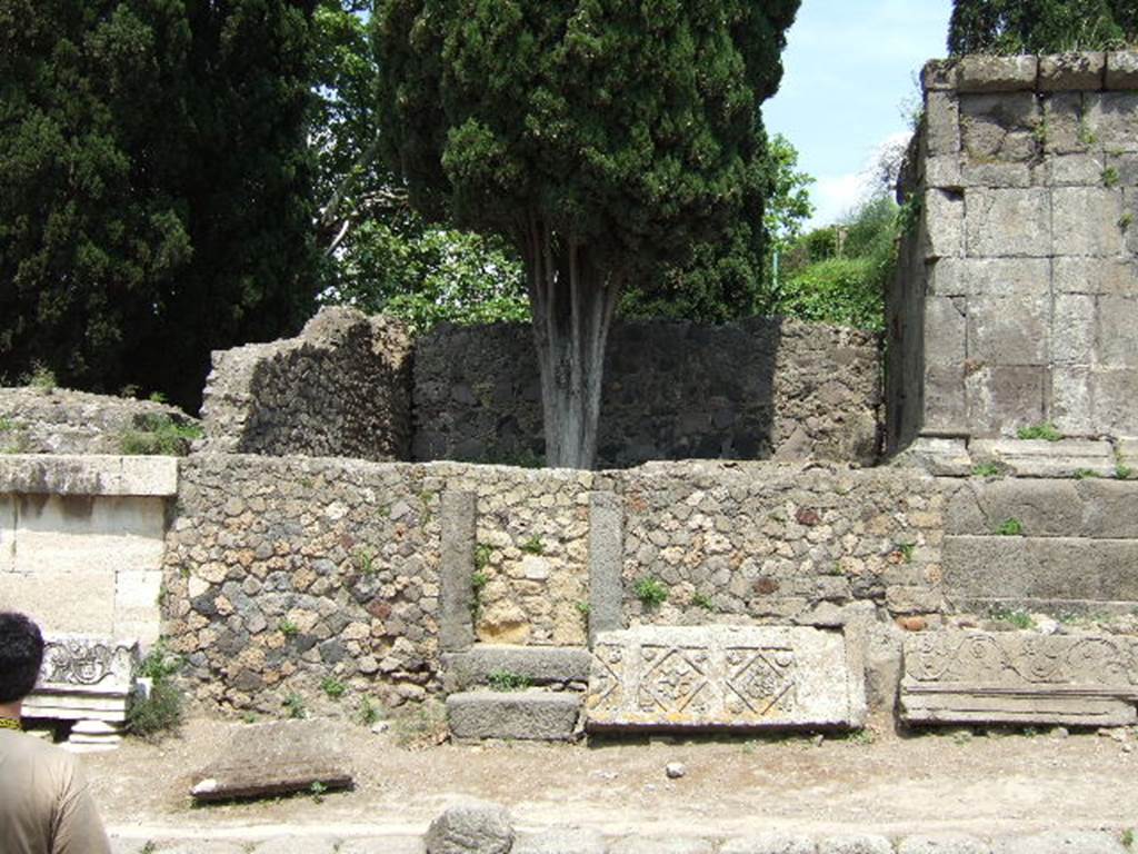 HGE07 Pompeii. May 2006. Front of tomb on Via dei Sepolcri. The architectural pieces are from HGE06.

