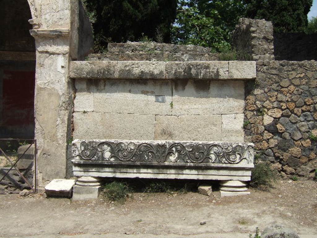 HGE08 Pompeii. May 2006. Looking east towards Tomba del vaso di vetro blu.