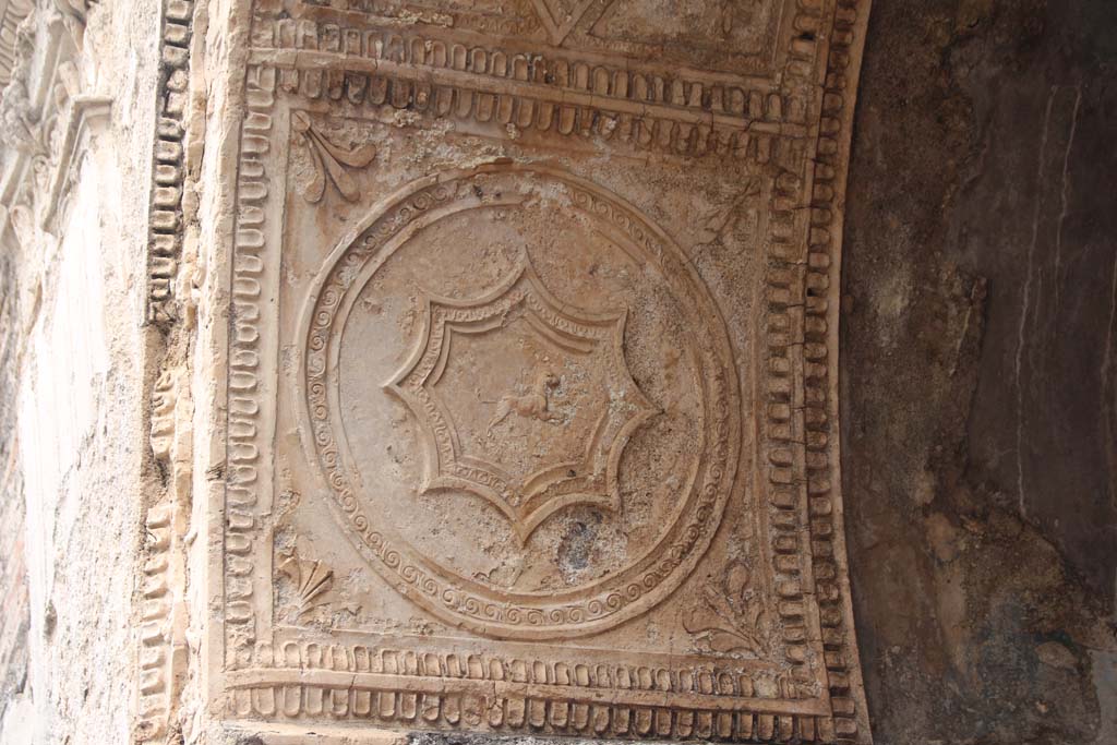 HGE09 Pompeii. April 2014. Detail of stucco ornament on left side of curved ceiling. Photo courtesy of Klaus Heese.