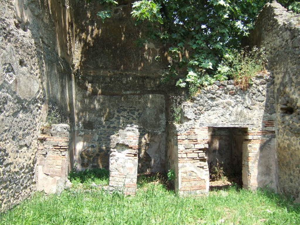 HGE11 Pompeii. May 2006. Looking towards rooms at rear.