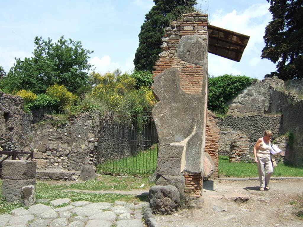 HGE15 and HGE14 Pompeii. May 2006. Two entrance doorways with wall of arch between them.