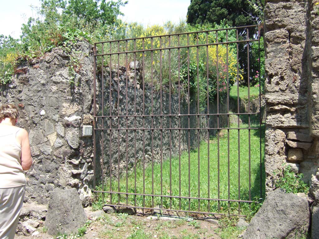 HGE15 Pompeii. May 2006. Entrance doorway.