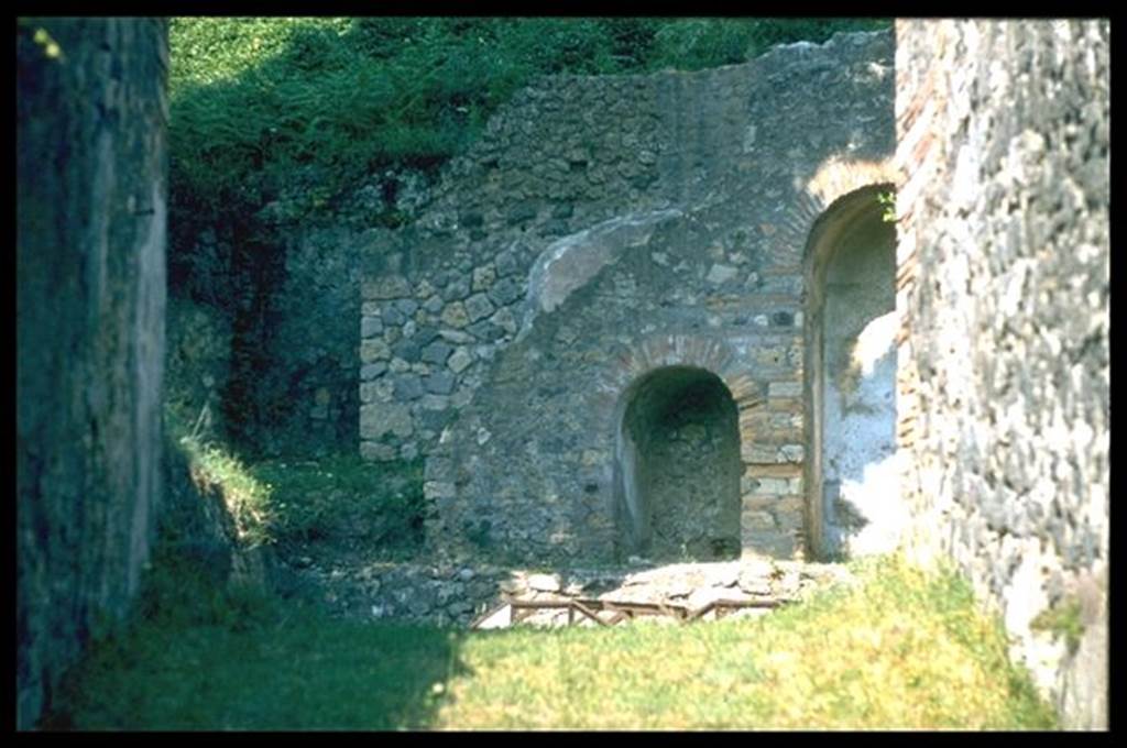 HGE15A Pompeii. Looking east towards graves from entrance HGE15. Photographed 1970-79 by Gnther Einhorn, picture courtesy of his son Ralf Einhorn.
