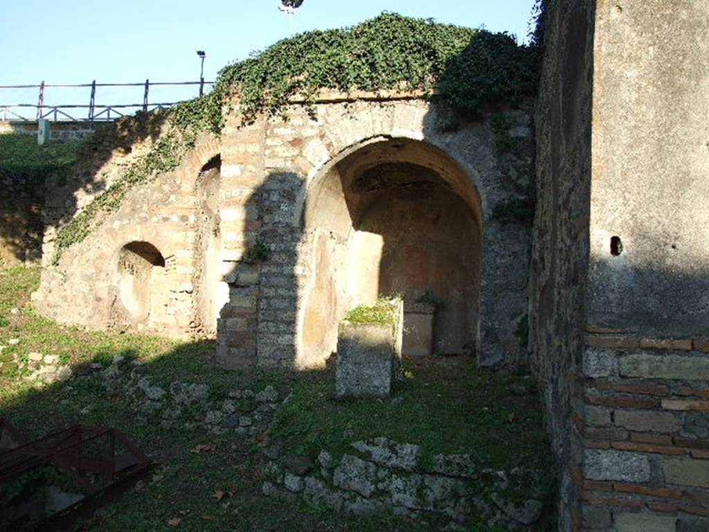 HGE15A Pompeii. December 2006. Looking east towards lararium behind the graves.