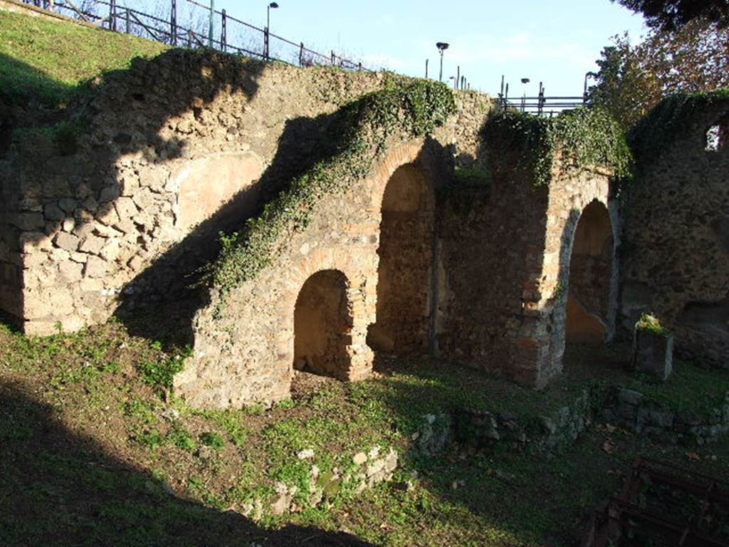 HGE15A Pompeii. December 2006. Looking south across graves to stairs and lararium niche with altars.