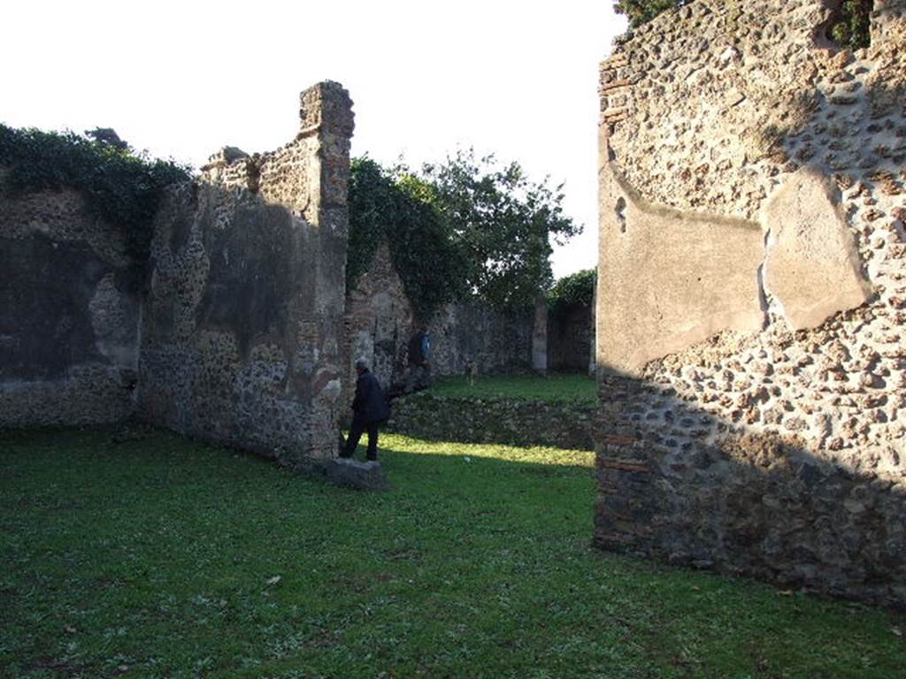 HGE11A Pompeii. December 2006. Looking north towards courtyard and entrance HGE14.