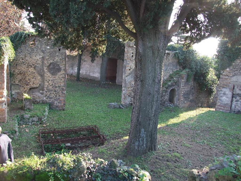 HGE15A Pompeii. December 2006. Looking south-west across two graves and the site of three other graves in the gap in the wall.