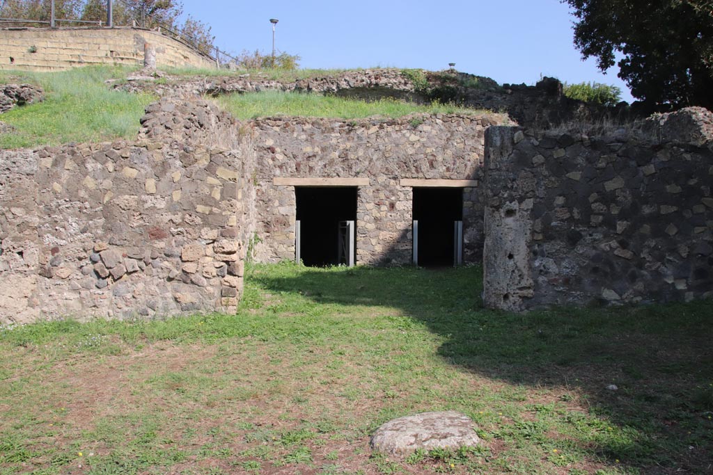 HGE19 Pompeii. October 2023. Looking east to entrance doorway. Photo courtesy of Klaus Heese.