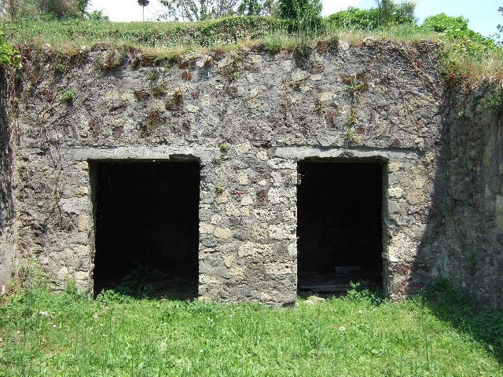 HGE19 Pompeii. May 2006. Two doorways to rear rooms. 