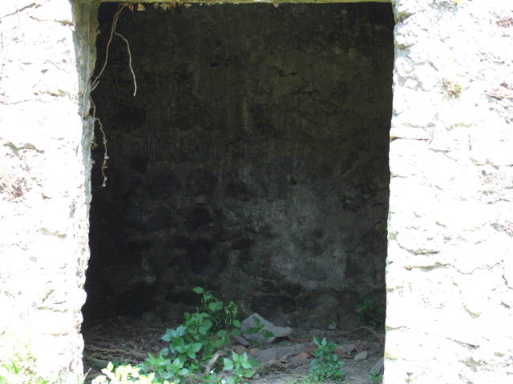 HGE19 Pompeii. May 2006. Doorway to rear room in north-east corner.