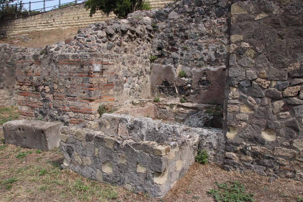 HGE20A Pompeii. September 2021. Looking north-east towards entrance doorway. Photo courtesy of Klaus Heese.