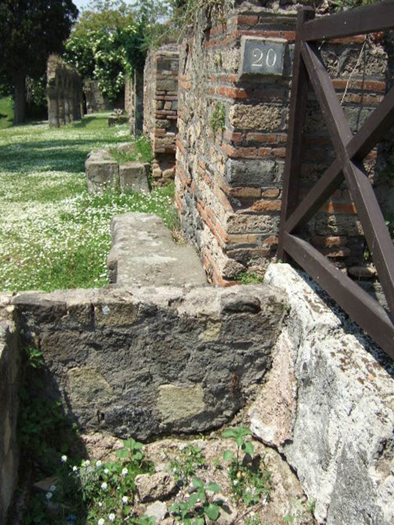 HGE20A Pompeii. May 2006. Looking north across front basin or cistern.