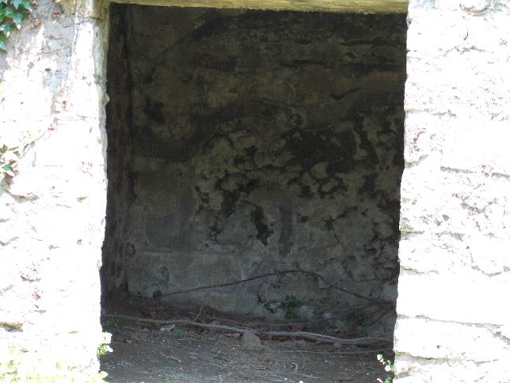 HGE20 Pompeii. May 2006. Doorway to room in north-east corner.