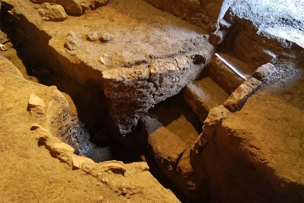 HGE20 Pompeii. June 2016. The firing pit of the moulds necessary for the manufacture of bronze objects.

La fosse de cuisson des moules ncessaires  la fabrication des objets en bronze.

See Pompei- le secteur de la Porte dHerculanum  Pompi Centre Jean Brard
