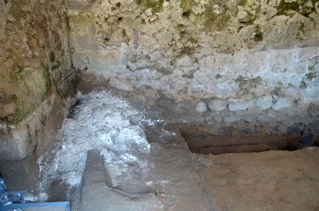 HGE20 Pompeii. June 2016. The room in north-east corner where the fugitives had taken refuge.

La camera nell'angolo nord-est dove si erano rifugiati i fuggiaschi.

Photograph  Parco Archeologico di Pompei.
