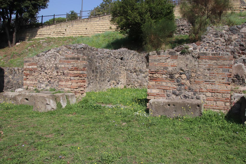 HGE21 Pompeii. October 2023. Looking north-east towards entrance doorway. Photo courtesy of Klaus Heese.