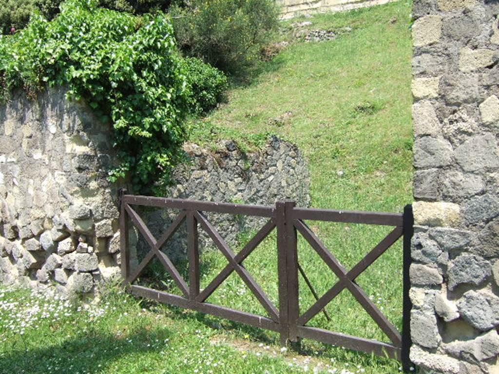 HGE23 Pompeii. May 2006. Looking north-east towards entrance doorway.