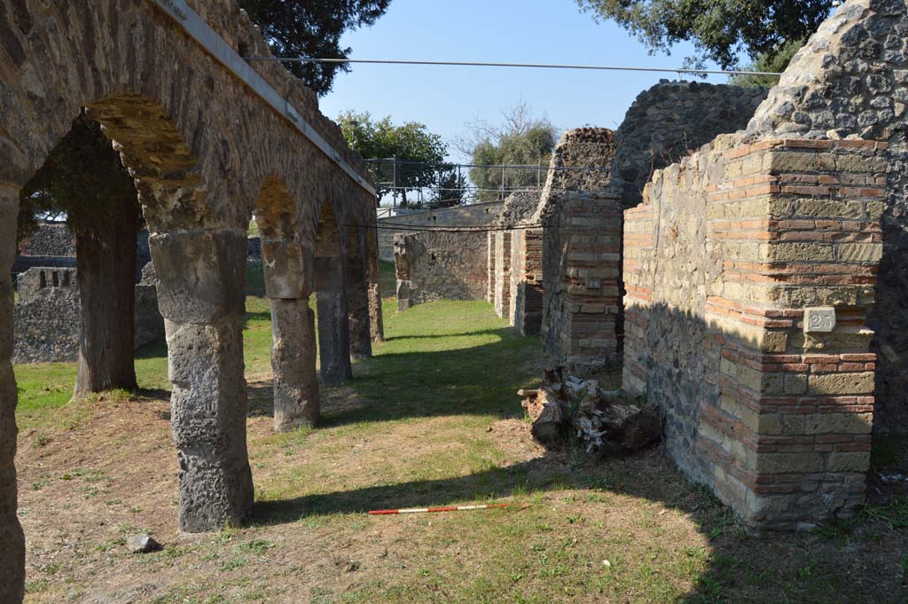 HGE25 Pompeii. October 2017. Looking north on Via dei Sepolcri, from doorway on right.
Foto Taylor Lauritsen, ERC Grant 681269 DCOR.
